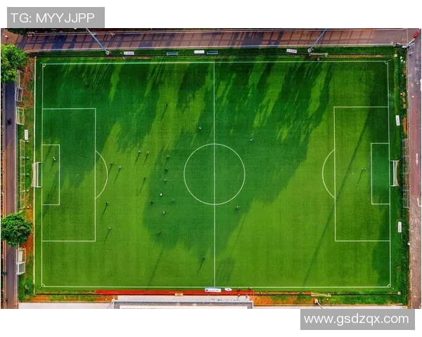 在绿茵场上舞动激情足球踩草坪的魅力与乐趣探秘